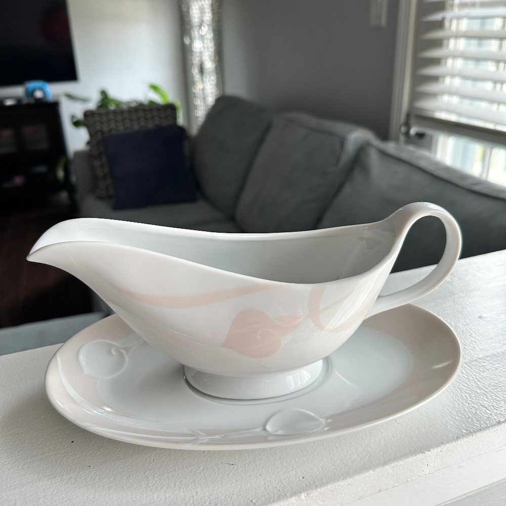 MIKASA CLASSIC FLAIR PEACH GRAVY BOAT W/ UNDERPLATE